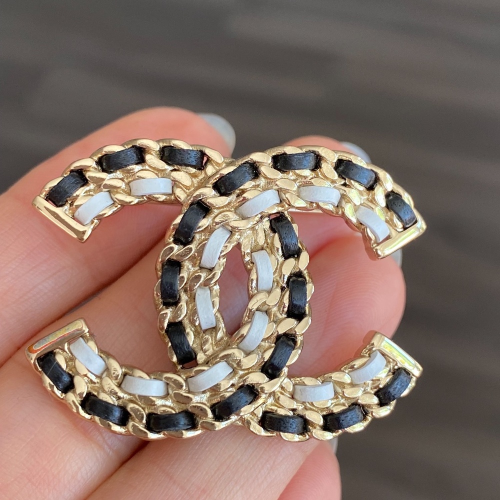 CHANEL 2022A GOLDEN TONE CC LOGO WHITE AND BLACK LEATHER SMALL BROOCH